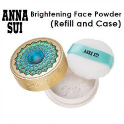 Anna Sui Brightening Face Powder 9 g. (ตลับ+แป้งรีฟิล) แป้งฝุ่นอัดแข็งที่มอบสัมผัสที่แสนอัศจรรย์ อันอุดมไปด้วยส่วนผสมของไวท์เทนนิ่งและวิตามินซี ช่วยยับยั้งการสร้างเมลานิน ผสานคุณสมบัติ Smooth-Textured Moist Powder และ Spherical Powder เผยผิวให้ดูเร