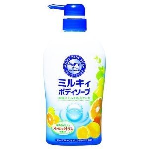 Cow Brand Milky Body Soap กลิ่น Fresh Citrus Scent 580ml. (ขวดหัวปั๊ม) ครีมอาบน้ำที่มีส่วนผสมจากนมข้มข้นผสม Citrus ที่ให้วิตามินซีกับผิวทำให้ผิวขาวขึ้นอย่างเป็นธรรมชาติ ขณะอาบจะรู้สึกถึงฟองครีมที่นุ่มของเนื้อนมที่ผสมอยู่อย่างเข้มข้น ทำให้รู้สึ