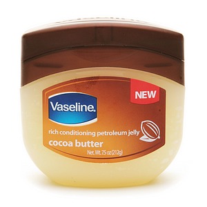 Vaseline Rich Conditioning Petroleum Jelly Cocoa Butter 212g. วาสลีนโกโก้ปิโตรเลี่ยมเจลลี่สูตร Cocoa Butter ช่วยเพิ่มความชุ่มชื่นและมีกลิ่นหอมของโกโก้เหมือนกำลังทานช็อตโกแลตฟัดจ์เลยค่ะ ใช้ได้สารพัดประโยชน์ตั้งแต่หัวจดเท้า อาทิ เช็ดเครื่องสำอาง