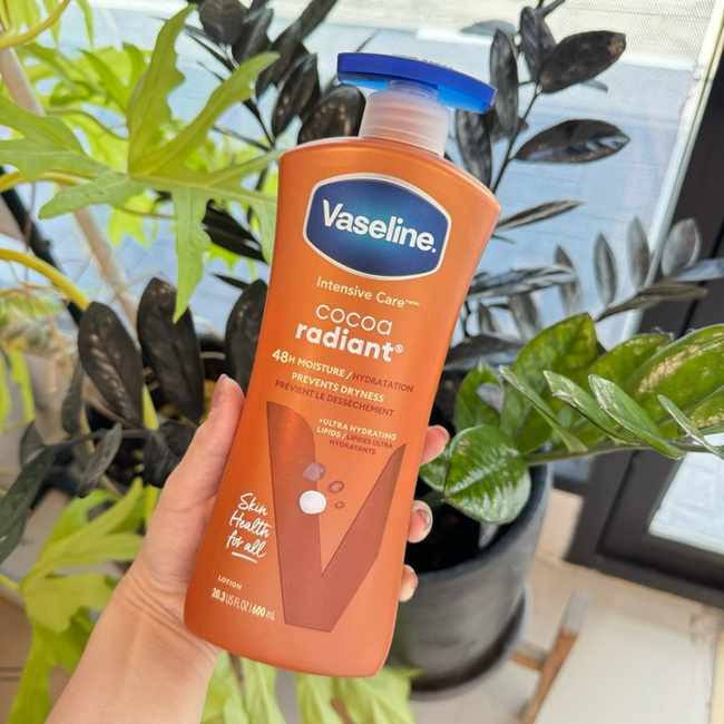 Vaseline Intensive Care Cocoa Radiant with Pure Cocoa Butter 600ml. แพคเกจใหม่ โลชั่นวาสลีนโกโก้บัตเตอร์เข้มข้นช่วยให้ผิวชุ่มชื้น พร้อมกลิ่นหอมๆของโกโก้ และวิตามิน E บำรุงผิวในส่วนที่เป็นจุดด่างดำให้สีผิวเสมอกัน ให้ผิวคุณนุ่มชุ่มชื้น