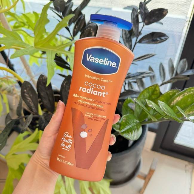 Vaseline Intensive Care Cocoa Radiant with Pure Cocoa Butter 600ml. โลชั่นวาสลีนโกโก้บัตเตอร์เข้มข้นช่วยให้ผิวชุ่มชื้น พร้อมกลิ่นหอมๆของโกโก้ และวิตามิน E บำรุงผิวในส่วนที่เป็นจุดด่างดำให้สีผิวเสมอกัน ให้ผิวคุณนุ่มชุ่มชื้น