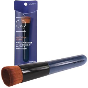 Shiseido Foundation Brush 131 แปรงรองพื้นที่ได้รับการโหวตยอดนิยม ช่วยให้รองพื้นเนียนแนบสนิทกับผิว ให้ผลลัพธ์การปกปิดที่ได้ประสิทธิภาพ แต่ดูเป็นธรรมชาติได้อย่างง่ายดาย เกลี่ยง่ายกระจายตัวดูบางเบา เหมาะกับรองพื้นทุกชนิด ทั้งชนิดเนื้ออิมัลชั่นและ