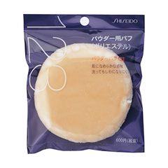 Shiseido Powder Puff No.123 พัฟสุดฮิตที่โมเมพาเพลินใช้ทาแป้งฝุ่นค่ะ เป็นพัฟแป้งฝุ่น อันโต เนื้อเนียนละเอียด ที่เอาไว้กดซับแป้งฝุ่นหลังจากลงเบสหรือรองพื้นลิควิด ลงแป้งฝุ่นไม่เป็นคราบ เส้นผ่าศูนย์กลาง 9 ซม.ค่ะ