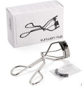 Shu Uemura Eyelash Curlerพร้อมแผ่นยางสำรองอีก 1 ชิ้น อุปกรณ์ดัดขนตา ของแท้ 100% ที่ดัดขนตาที่ขึ้นชื่อว่าอันดับ 1 ของโลก เพื่อขนตา งอน เด้ง ยาว สวยเป็นธรรมชาติ นานทั้งวัน โค้งเข้ากับเบ้าตาดีมากตัวยางทำจากซิลิโคนที่นุ่มมาก ขนตาไม่หัก ตัวยางใส่พอดีไม่เลื่อนไ