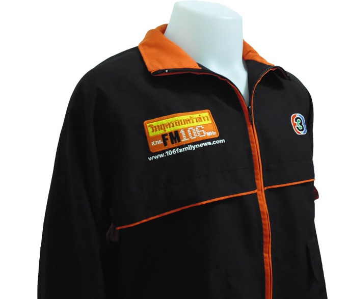 (งานตัด) ขายเสื้อแจ็คเก็ตสีดำ ปกสีส้ม ผ้าไมโคร กุ๊นอกด้านหลัง-ด้านหลัง สีส้ม รับปัก logo เสื้อ แจ็คเก็ต 093-632-6441