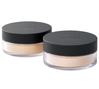 THREE Ultimate Diaphanous Loose Powder 17g. แป้งฝุ่นเนื้อละเอียด บางเบา นุ่มละมุน ให้ผิวสว่างใส เป็นธรรมชาติ และไม่หมองตลอดวัน มาพร้อมกับส่วนผสมของธรรมชาติ 80% และโบทานิคอลออยล์เช่นเดียวกัน และยังปรับปรุงแพกเกจให้เป็นตาข่ายละเอียด เก็บแ