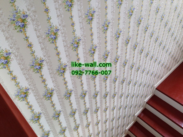 ผลงานวอลเปเปอร์ หลายหลุยส์ ติดระหว่างบันได ที่ บ้านเดี่ยว