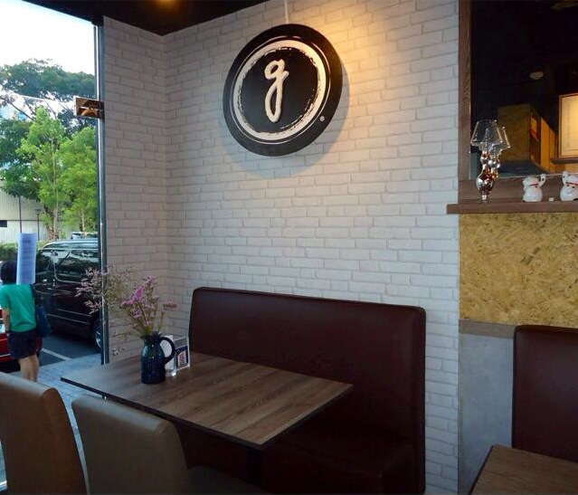 ร้านกาแฟสุขุมวิท  ใช้3dwallpaperอิฐ โดดเด่นที่สุด