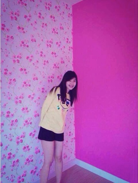 ลูกค้าหมู่บ้านThe Trust  ใช้วอลดอกไม้และสีคุ่กัน บ้านมีสีสัน ไม่จำเจ