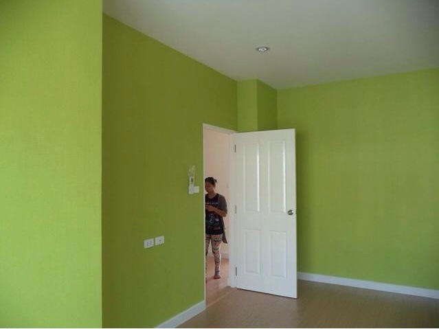 วอลสีสัน และสีพื้น เรียบๆ มีหลากหลาย เช่นเนื้อวอลลายผ้าทอ กระสอบ ขนแมว มันวาว มีกากเพชร วิ้งๆ สร้างความรู้สึกหรูหราได้มากกว่าทาสี