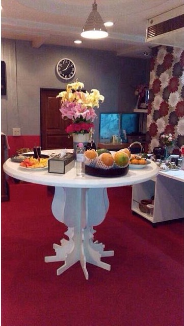 ห้องอาหาร ติดวอลเปเปอร์ ปูพรมพื้น สร้างบรรยากาสให้ลูกค้าได้อย่างดี