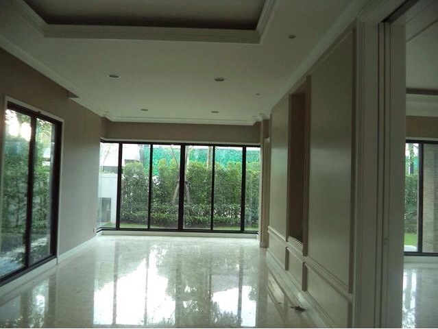 หมู่บ้านจัดสรร ใช้วอลลายเรียบ แต่งบ้านสไตล์เรียบหรู