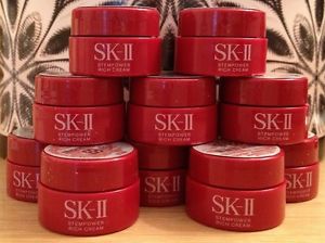 SK-II Essential Power Rich Cream 2.5g. ขนาดทดลอง คืนความอ่อนเยาว์ให้แก่ผิว ด้วยเนื้อครีมสูตรเข้มข้น นวัตกรรมใหม่ที่สามารถซึมซาบลึกลงสู่ชั้นผิวเพื่อบำรุงผิวให้ดีขึ้นจากภายใน ให้ความชุ่มชื้นแก่ผิวทันทีที่ใช้ ช่วยลดริ้วรอยแห่งวัยที่ชัดเจน ผิวหน้า