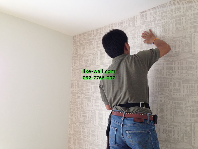 ช่างกำลังติดตั้งวอลเปเปอร์ลายตึก ที่ไอคอนโด ซอยลาซาน