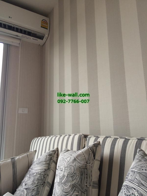 วอลเปเปอร์ติดผนังลายทาง โทนสีเทา ตัวอย่างการติดตั้งวอลเปเปอร์