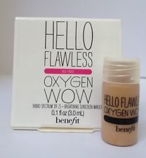 Benefit Hello Flawless Oxygen WOW Brightening Makeup Oil-Free SPF25 PA+++ ขนาดทดลอง 3 ml สี honey รองพื้นสูตรน้ำ ให้ผิวเรียบเนียนขึ้นในทันที ดูเปล่งปลั่งสุขภาพดี เนื้อครีมบางเบาเหมาะกับสภาพอากาศร้อน ช่วยให้ผิวได้หายใจ ปกป้องผิวจากมลภาวะและแสง