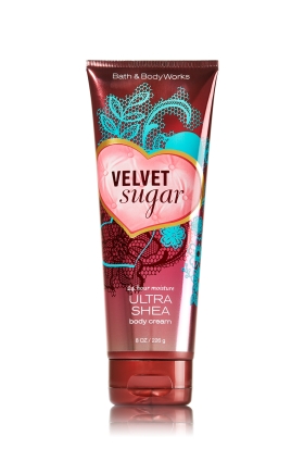 Bath & Body Works Velvet Sugar 24 Hour Moisture Ultra Shea Body Cream 226g. บอดี้ครีมถนอมผิว กลิ่นหอมติดผิวกายนานตลอดวัน กลิ่นหอมโทนผลไม้เบอร์รี่ แอปเปิ้ล และผลผลัมเจือกลิ่นมะลิบางๆ หอมมากคะ 
