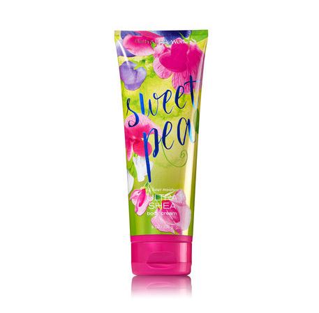 Bath & Body Works Sweet Pea 24 Hour Moisture Ultra Shea Body Cream 226g. บอดี้ครีมถนอมผิวกลิ่นหอมติดผิวกายนานตลอดวัน กลิ่นดอกสวีทพี หอมหวานสดใส คล้ายเยลลี่สีชมพูในถ้วยใส ด้วยความหอมน่ารักสดใสซุกซนทำให้กลิ่นนี้เป็นที่ติดใจของสาวๆวัยรุ่นจนยา