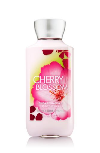 **พร้อมส่ง**Bath & Body Works Cherry Blossom Shea & Vitamin E Body Lotion 236 ml. โลชั่นบำรุงผิวสุดพิเศษ กลิ่นนี้จะมีความหอมดอกไม้นานาชนิด ผสมกับกลิ่นวนิลาได้อย่างลงตัว ลักษณะเด่นจะหอมนุ่มๆ และมีกลิ่นอ่อนของดอกไม้ตามทีหลัง หากใครไม่ชอบกลิ่นฉุน
