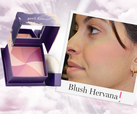 Benefit Hervana Blush 8g. แต่งเติมใบหน้าให้หนุ่มน้อยหนุ่มใหญ่ชวนตะลึง กับบลัชออน 4 เฉดสีในกล่องเดียวประกอบด้วยสีชมพูไข่มุก สีชมพูพีช สีชมพูกุหลาบ และสีชมพูผลเบอร์รี่พร้อมกลิ่นหอมอ่อนๆ ของดอกไม้ ด้วยเนื้อแป้งเนียนละเอียด เนรมิตใบหน้าสดใสเปล่งปล