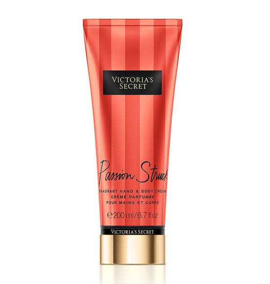 Victoria's Secret Passion Struck Fragrant Hand & Body Cream 200 ml. ครีมบำรุงผิวเข้มข้น กลิ่นหอมแอปเปิ้ลฟูจิ ผสมกับกลิ่นกล้วยไม้ กลิ่นจะให้ความหอมสดชื่นของแอปเปิ้ล เจือด้วยกลิ่นดอกไม้หน่อยๆ หอมกำลังดีคะ