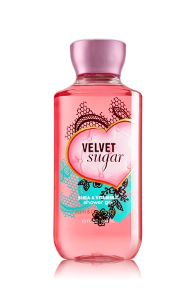 Bath & Body Works  Velvet Sugar Shea & Vitamin E Shower Gel 295ml. เจลอาบน้ำกลิ่นหอมติดกายนานตลอดวัน กลิ่นหอมโทนผลไม้เบอร์รี่ แอปเปิ้ล และผลผลัมเจือกลิ่นมะลิบางๆ หอมมากคะ 