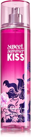 Bath & Body Works Sweet Summer Kiss Fine Fragrance Mist 236 ml. สเปร์ยน้ำหอมที่ให้กลิ่นติดกายตลอดวัน กลิ่นหอมโรแมนติกของมวลดอกไม้หอมหลากหลายชนิด ทั้งดอกมะลิและลิลลี่ หอมละมุนนุ่มนวลคะ