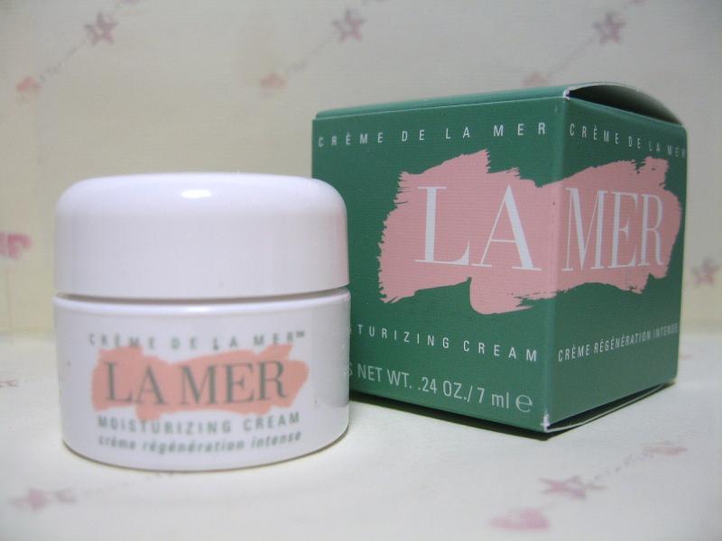 LA MER Creame de la Mer Moisturizing Cream ไซส์ทดลอง 7 ml. มอยเจอร์ครีมเข้มข้น ให้ความชุ่มชื่นพิเศษ ช่วยให้เส้นริ้วและริ้วรอยลดเลือนลง ผิวแลดูกระชับ รูขุมขนดูจางลง ผิวแลดูอ่อนเยาว์ขึ้น กระจ่างใส เปล่งประกายผิวสุขภาพดี 