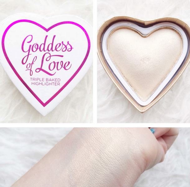 *พร้อมส่ง*Makeup Revolution MUR Goddess of Love Triple Baked Highlighter - Golden Goddess ไฮไลท์สีทองเจิดจรัส งามหรูเลอค่า ไฮไลท์รูปหัวใจ แพคเกจน่ารักโดนใจสุดๆ เนื้อไฮไลท์ประกายสวยงาม เมื่อแสงตกกระทบ ฉ่ำวาว กระจายแสงขับสีผิวให้โดดเด่น ปรับรูปหน้าให้มีมิติ