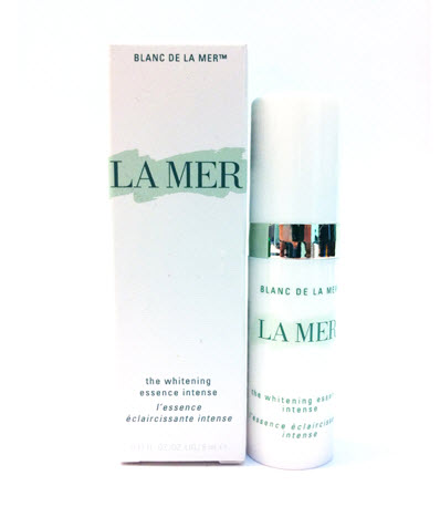 LA MER The Whitening Essence Intense ขนาดทดลอง 5 ml. เซรั่มเข้มข้นช่วยเลือนความหมองคล้ำ ริ้วรอยแห่งวัย และสีผิวที่ไม่สม่ำเสมอ เติมความชุ่มชื้น ให้ผิวอ่อนนุ่ม และช่วยในกระบวนการฟื้นบำรุงผิวตามธรรมชาติ ช่วยให้ผิวเนียนสวย กระจ่างใส กระชับได้รูป แ