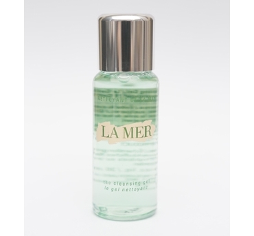 LA MER The Cleansing Gel ขนาดทดลอง 30 ml.  เจลทำความสะอาดผิวหน้าสูตรอ่อนโยน ลาแมร์ ช่วยทำความสะอาดผิวจากสิ่งสกปรก ความมันส่วนเกินบนใบหน้า โดยไม่ทำให้เกิดความแห้งตึง ผิวแลดูสะอาด สดใส แลดูเปล่งประกาย สุขภาพผิวดี เหมาะสำหรับผิวมันถึงผิวผสม