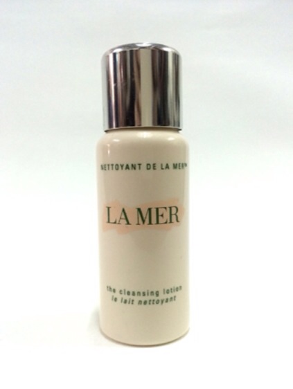 LA MER The Cleansing Lotion ขนาดทดลอง 30 ml. คลีนซิ่งโลชั่นน้ำนม สำหรับเช็ดเครื่องสำอาง ช่วยทำความสะอาดได้อย่างล้ำลึก แต่ทว่าอ่อนโยน ช่วยกำจัดสิ่งสกปรกบนผิวและเครื่องสำอางบริเวณรอบดวงตาให้หลุดออกจากผิวหน้าอย่างหมดจดโดยไม่ก่อให้เกิดการระคายเคือ