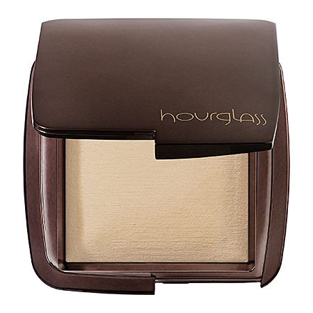 HOURGLASS Ambient Lighting Powder สี Diffused Light แป้งไฮไลท์ สีแป้งเหลืองอ่อน นุ่มๆ นวลๆ วิ้งละเอียด ที่จะทำให้ผิวของคุณสวยสมบูรณ์แบบมากที่สุด สร้างผิวของคุณให้ดู Glow แต่ไม่ดูมัน ใช้เป็นไฮไลท์ได้ ไม่เงาวาวจนเกินไป ช่วยในเรื่องรอยแดงให้ดูบาง