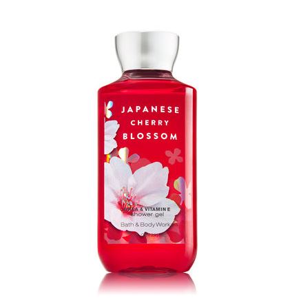 Bath & Body Works Japanese Cherry Blossom Shea & Vitamin E Shower Gel 295ml. เจลอาบน้ำกลิ่นหอมติดกายนานตลอดวัน กลิ่นดอกซากุระญี่ปุ่นหอมเตะจมูกตั้งแต่ครั้งแรกที่ได้กลิ่น ผสมกับกลิ่นวนิลานุ่มๆ เป็นกลิ่นที่ค่อนข้างชัดเจนและติดทนนานเป็นพิเ