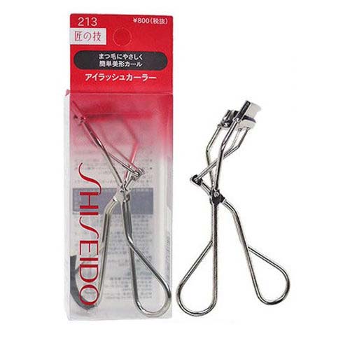 Shiseido Eyelash Curler 213 สุดยอดที่ดัดขนตาที่ขายดีของแบรนด์ Shiseido เป็นที่นิยมมากเนื่องจาก ทำมาให้พอดีเบ้าตาคนเอเชียโดยเฉพาะ ดัดแล้วขนตาไม่ตก โค้งงอนเป็นธรรมชาติ สวยเด้ง ขนตาไม่หักเพราะตัวยางเป้นซิลิโคนยืดหยุ่นได้ดี มียางซิลิโคนรีฟิลแถมให้