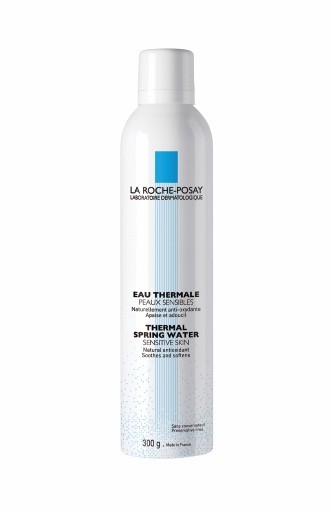 La Roche-Posay Thermal Spring Water 300ml. น้ำแร่ ลา โรช-โพเซย์ อุดมด้วยแร่ซิลิเนียม อันเป็นสารแอนตี้ออกซิแดนท์ ลดการระคายเคือง เสริมสร้างความแข็งแรงให้แก่ผิว ทำให้สบายผิว ใช้แล้วหน้าเนียนนุ่มชุ่มชื่นสุดๆ ดูแลจัดการปัญหารอยคล้ำบวมรอบดวงตา ฉีดก