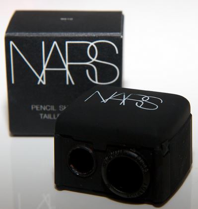 NARS Pencil Sharpener กบเหลาที่ได้รับการออกแบบมาเป็นพิเศษ มีสองขนาดในอันเดียว สำหรับเหลาดินสอแท่งใหญ่และแท่งเล็ก ผลิตจากวัสดุคุณภาพดี ใบมีดคมกริบ