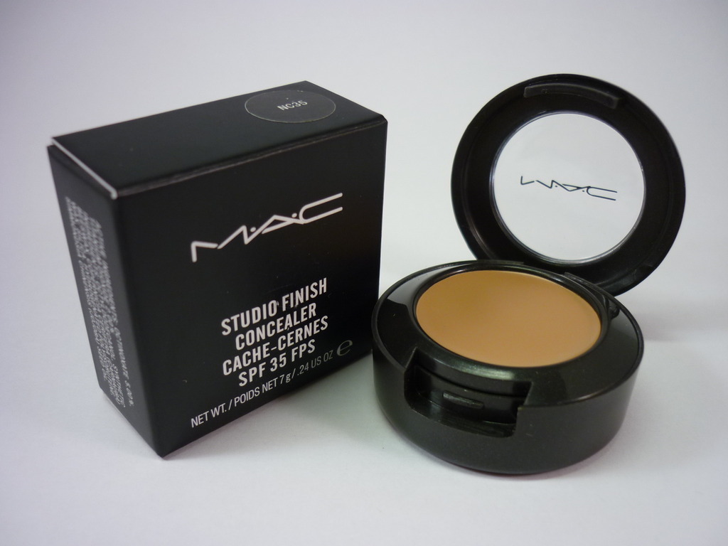 MAC Studio Finish Concealer Cache-Cernes SPF35 ไซส์จริง 7 g. คอนซีลเลอร์แมคสุดฮิต หลายหลายรีวิวจากบล็อกเกอร์ดัง เนื้อครีมเข้มข้น ให้การปกปิดแบบเต็มประสิทธิภาพ ลดเลือนจุดด่างดำและรอยแผลเป็น หรือใช้ปกปิดตามร่างกาย รอยสัก หรือไฝให้สีผิวแลดูเนียนส