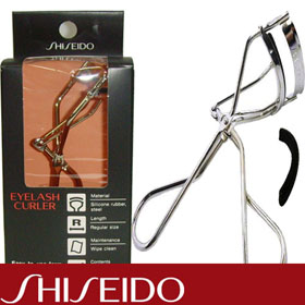 Shiseido Eyelash Curler+ยางซิลิโคลนสำรอง ที่ดัดขนตาชิเซโด้ กล่องดำ ดีไซน์แบบ ไร้ขอบ ป้องกันการเผลอหนีบบริเวณเปลือกตา เพียงใช้ที่ดัดขนตาหนีบบริเวณโคนขนตาแค่ครั้งเดียวก็จะได้ขนตาที่งอนสวยงาม ในชุดผลิตภัณฑ์นี้จะมีแถมยางสำรองให้ 1 ชุดอี