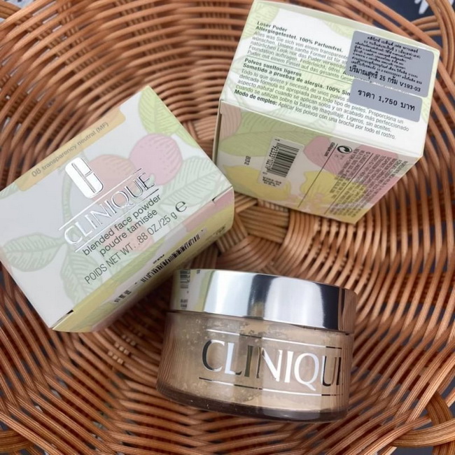 CLINIQUE Blended Face Powder 25 g. สี 08 transparency neutral (MF)ผิวขาวเหลือง แป้งฝุ่นโปร่งแสงเนื้อละเอียดจากคลีนิกข์ ที่มีเนื้อบางเบา เกลี่ยง่าย มีหลายโทนสีให้เลือกเพื่อให้เข้ากับผิว ใช้สำหรับปัดหลังการทารองพื้น เพื่อหน้าเนียนเรียบเป็นธรรมชาติ ไม่เป็นมั