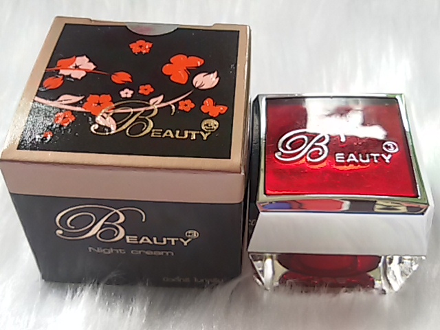 Night cream (ครีมกลางคืน) ช่วยเสริมสร้าง ผิวใหม่ให้แข็งแรง จะรู้สึกได้ถึงความขาวเนียน อมชมพู ดูมีสุขภาพดี และขาวขึ้นอย่างเป็นธรรมชาติ