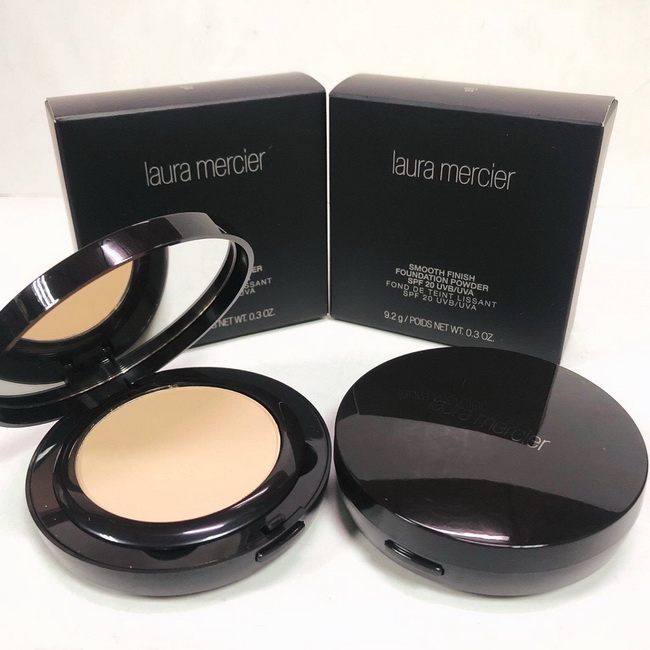 Laura Mercier Smooth Finish Foundation Powder SPF20 ขนาดปกติ 9.2 g. แป้งผสมรองพื้นเนื้อเนียนละเอียด สามารถปกปิดจุดบกพร่องบนใบหน้าได้อย่างแนบเนียน ด้วย Ultra-fine micronized pigment ที่ทำให้เนื้อแป้งเนียนและกลมกลืนไปกับผิวได้อย่างเป็นธรรม