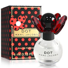 MARC JACOBS DOT 4 ml. กลิ่นหอมใหม่แนว Floral - Fruity ขวดลายจุด ส่วนตรงฝาขวดเหมือนเต่าทองตัวน้อย กำลังโบยบินลงมาดอมดมความหอมของดอกไม้ น่ารักมาก กลิ่นหอมหวานจากดอกสายน้ำฝึ้ง ดอกส้ม ดอกมะลิ และผลไม้อย่างเบอร์รี่สีแดง แก้วมังกร กลิ่นมะพร้าวอ่อน ๆ