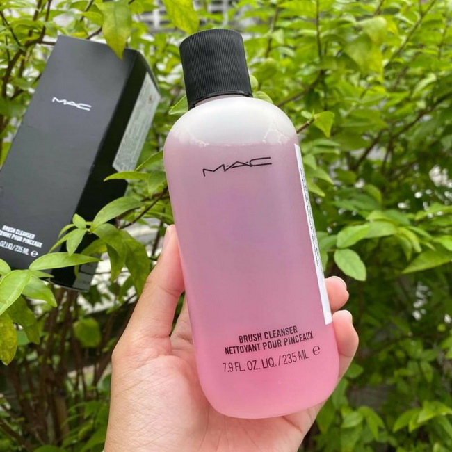 MAC Brush Cleanser 235 ml. น้ำยาล้างแปรง ตัวนี้เรียกได้ว่าเป็นไอเท็มที่ขายดีมาก เพราะสามารถทำความสะอาดตัวแปรงได้อย่างหมดจด พอล้างเสร็จแล้ว แปรงแต่งหน้าจะสะอาดและดูเหมือนใหม่ขึ้นทันที อีกทั้งยังไม่ทำให้แปรงเสื่อมสภาพ แต่สามารถขจัดคราบและสิ่งสกปรกได้อย่างรว