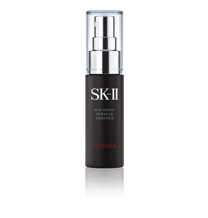 SK-II Mid-Night Miracle Essence ขนาด 50 มล. ใหม่! สเปร์ยเอสเซ็นส์บำรุงผิวสำหรับกลางคืนขนาดพกพาจาก SK-II เพื่อมหัศจรรย์ผิวกระจ่างใสในทุกที่ทุกเวลา ด้วยพิเทร่าTMเข้มข้น ผสานมอยซ์เจอร์ล็อค คอมเพล็กซ์ที่มีอนุภาคละเอียดอันเป็นเอกลักษณ์เฉพาะ