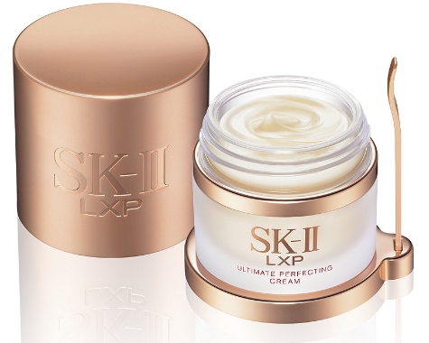 SK-II LXP Ultimate Perfecting Cream 50 g. ครีมบำรุงที่สุดของความเลอค่า เนื้อครีมเข้มข้นเนื้อเนียนที่ซึมซาบลงสู่ผิวอย่างล้ำลึก ประกอบด้วย พิเทร่าTM เข้มข้นสูงสุด พร้อมด้วย Skin Regenerating ActiVTM สารสกัดบริสุทธิ์จากกุหลาบ (Rose Absolut