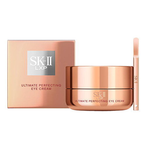 SK-II  LXP Ultimate Perfecting Eye Cream 15 g. อายครีมที่ช่วยเพิ่มความชุ่มชื่นให้ผิวรอบดวงตา ด้วย พิเทร่าTM ที่เข้มข้นสูงสุดของ SK-II ช่วยลดเลือนรอยคล้ำ สีผิวที่ไม่สม่ำเสมอ และริ้วรอยรอบดวงตาให้ดูจางลง