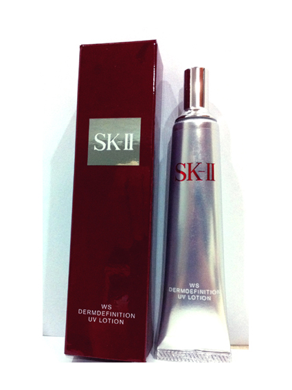 SK-II WS Dermdefinition UV Lotion 30 g. โลชั่นกันแดดเนื้อบางเบาสุดๆ ไม่ระคายเคืองต่อผิว สัมผัสกับเนื้อกันแดดพร้อมพิเทียร่าที่อุดมด้วยส่วนผสมเพื่อผิวกระจ่างใสและเพื่อผิวที่ชุ่มชื้น ป้องกันผิวจากรังสียูวีเอและยูวีบี ด้วยค่า SPF50/PA+++ ป้