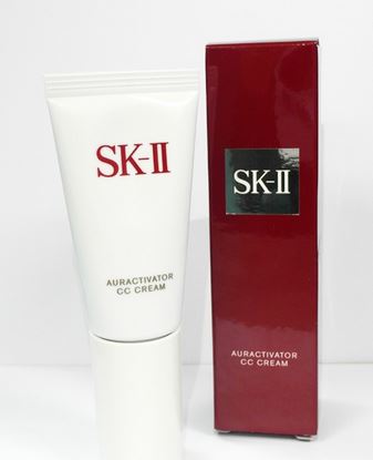 SK-II Auractivator CC Cream 30 g. ซีซีครีมเนื้อครีมบางเบาเป็นพิเศษ เกลี่ยง่าย  เพื่อการปกปิดที่เรียบเนียนแต่บางเบา อุดมด้วยส่วนผสมของ Day Soft Aura White ให้ผิวเปล่งประกายเกินต้านทาน เพิ่มประกาย: ด้วยเม็ดสีไข่มุกขนาดไมโคร ช่วยฟื้นบำรุง 