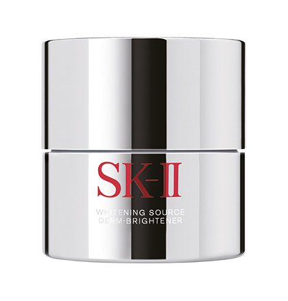 SK-II Whitening Source Derm Brightener 75 g. ไวท์เทนนิ่งสำหรับผิวที่ถูกทำลายโดยแสงUV จะช่วยให้สีผิวดูสม่ำเสมอและให้ความชุ่มชื่นแก้ผิว ช่วยให้ฝ้า กระ จุดด่างดำ ที่ขึ้นอยู่แล้วบริเวณผิวชั้นนอก จางลงอย่างเห็นได้ชัด มอยส์เจอไรเซอร์ที่มีส่วน